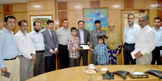 J&K Bank rehabilitates family of deceased Ratnipora girl J&K Bank rehabilitates family of deceased Ratnipora girl