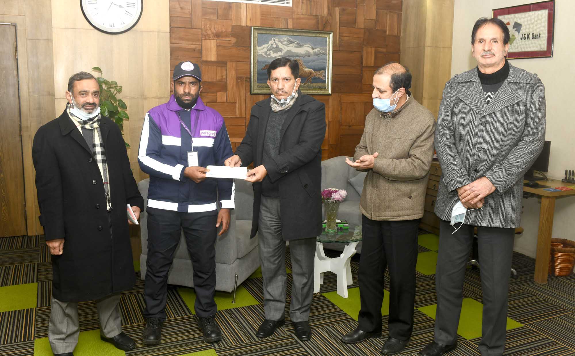 J&K Bank CMD felicitates security guard for act of bravery