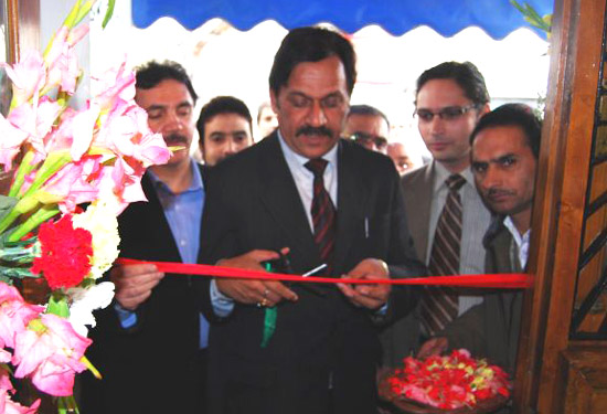 Valley gets first ATM hub  J&K Bank to install 100 more ATMs